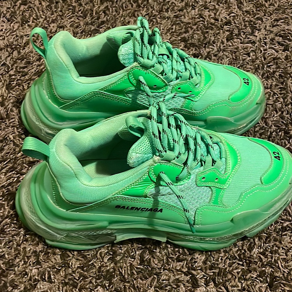 Green Balenciaga triple s